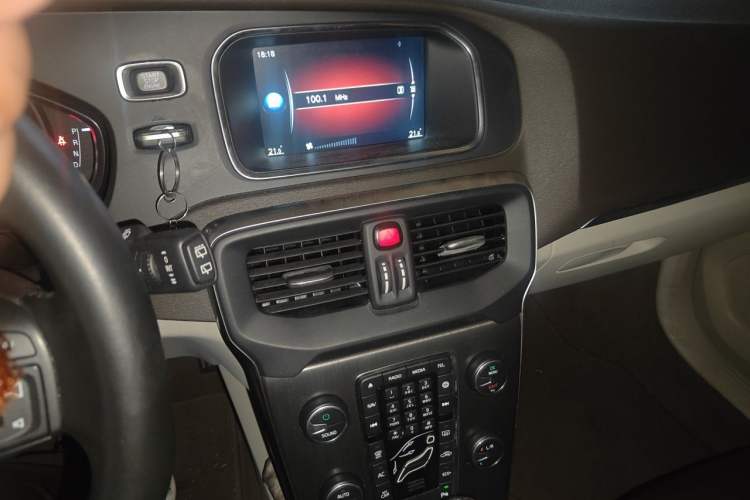 Used Volvo V40 2016 T4 Smart Luxury Edition Audio And AC Panel