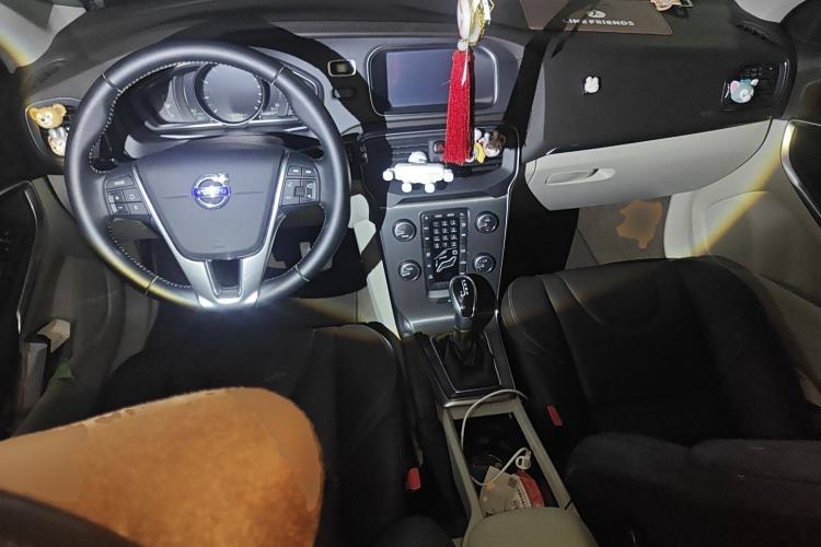 Used Volvo V40 2016 T3 Zhiyi Edition Center Console
