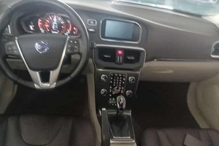 Used Volvo V40 2016 T4 Smart Luxury Edition Center Console