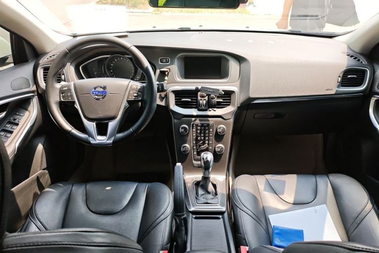 Used Volvo V40 2016 T3 Zhiyi Edition Center Console