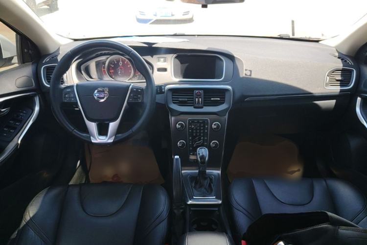 Used Volvo V40 2016 T4 Smart Luxury Edition Center Console