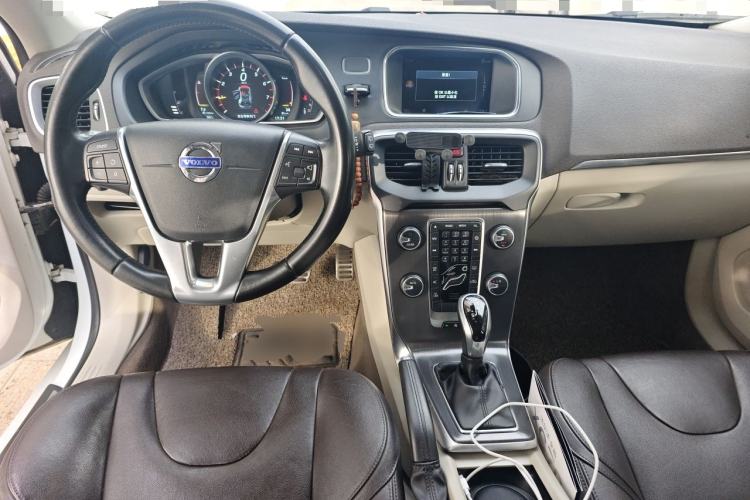 Used Volvo V40 2016 T3 Zhiyi Edition Center Console