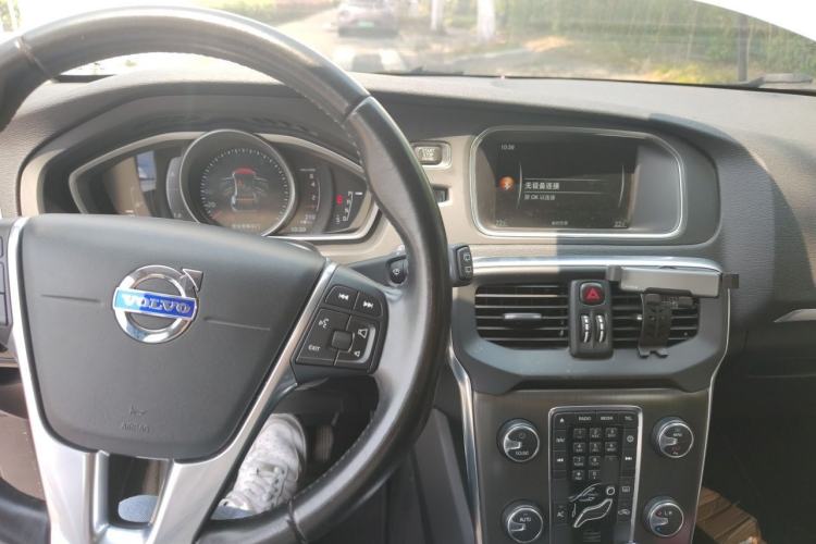 Used Volvo V40 2016 T4 Smart Luxury Edition Center Console