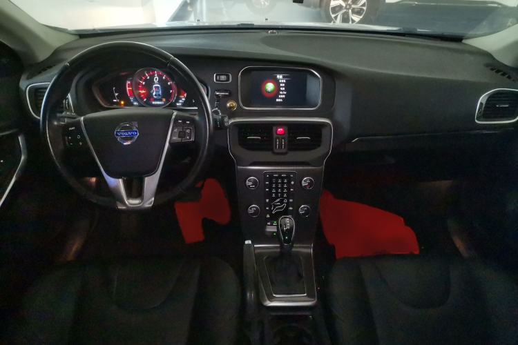 Used Volvo V40 2016 T4 Smart Luxury Edition Center Console