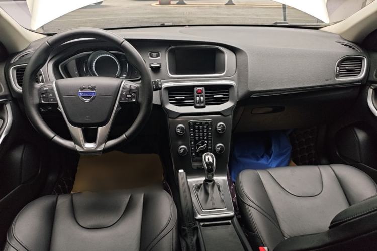 Used Volvo V40 2016 T3 Zhiyi Edition Center Console