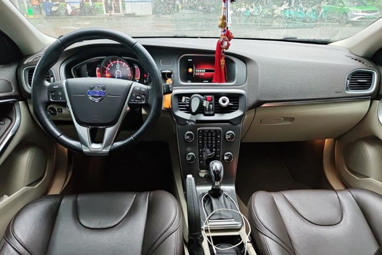 Used Volvo V40 2016 T3 Zhiyi Edition Center Console