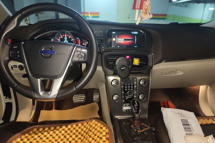 Used Volvo V40 2016 T4 Smart Luxury Edition Center Console