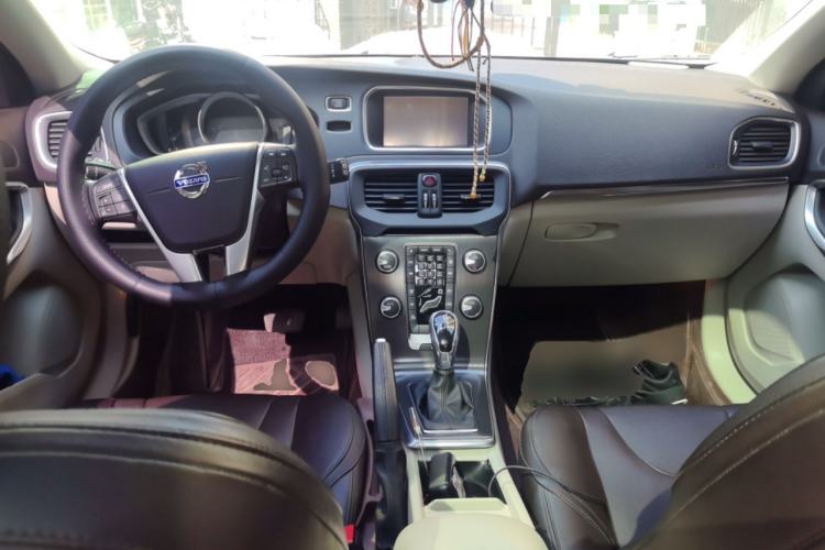 Used Volvo V40 2016 T3 Zhiyi Edition Center Console