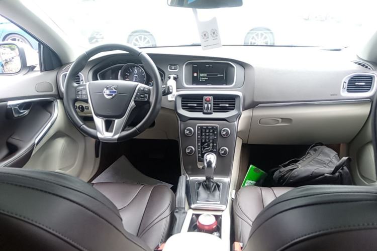 Used Volvo V40 2016 T3 Zhiyi Edition Center Console
