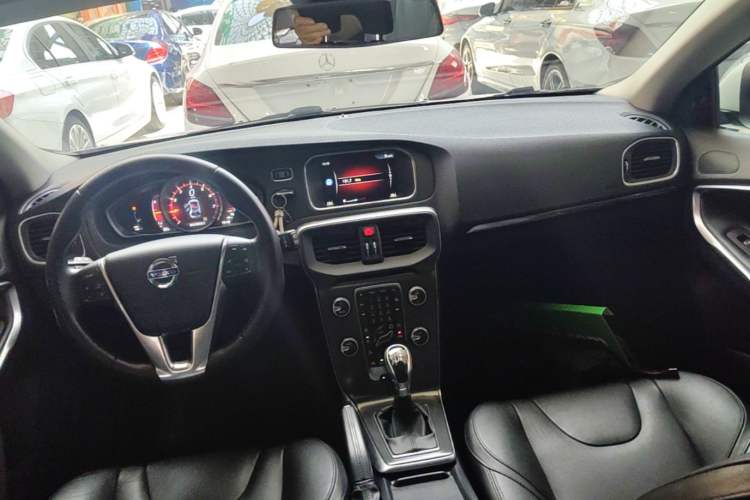 Used Volvo V40 2016 T4 Smart Luxury Edition Center Console