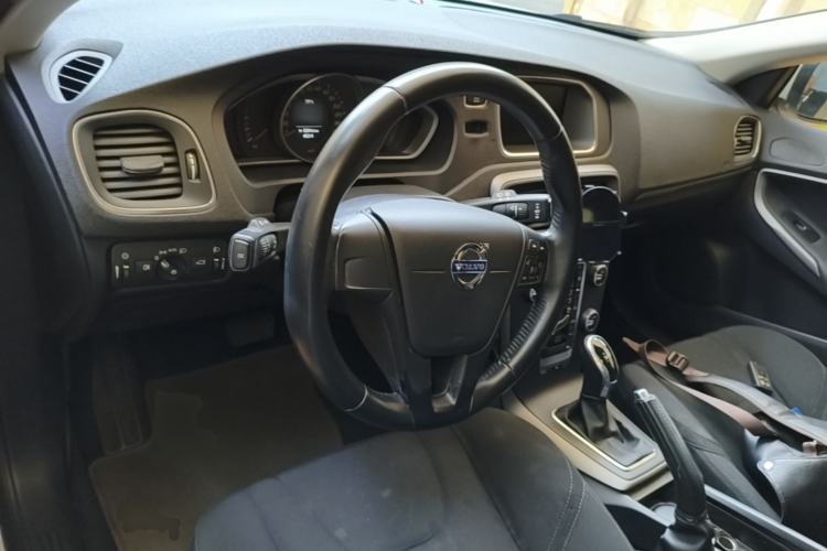 Used Volvo V40 2016 T3 Zhiyi Edition Center Console