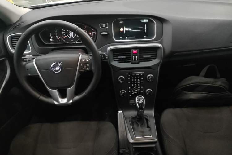 Used Volvo V40 2016 T3 Zhiyi Edition Center Console