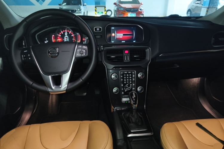 Used Volvo V40 2016 T3 Zhiyi Edition Center Console