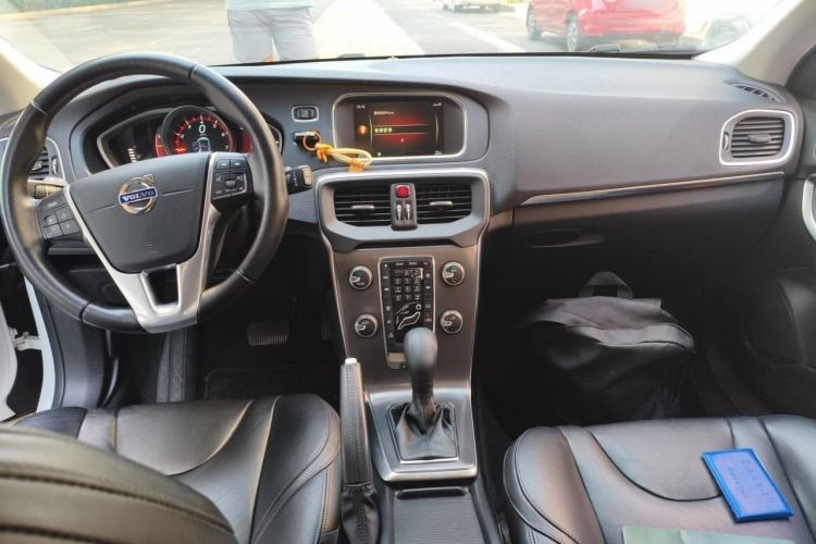 Used Volvo V40 2016 T3 Zhiyi Edition Center Console