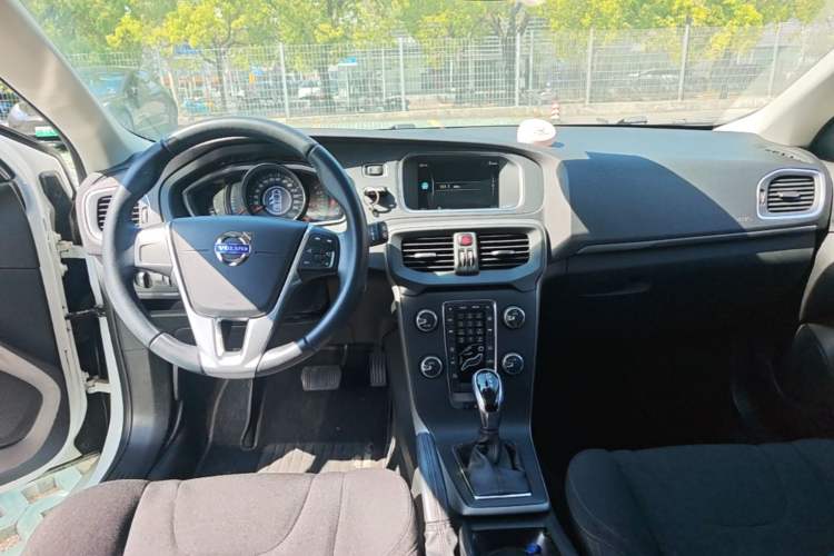 Used Volvo V40 2016 T3 Zhiyi Edition Center Console