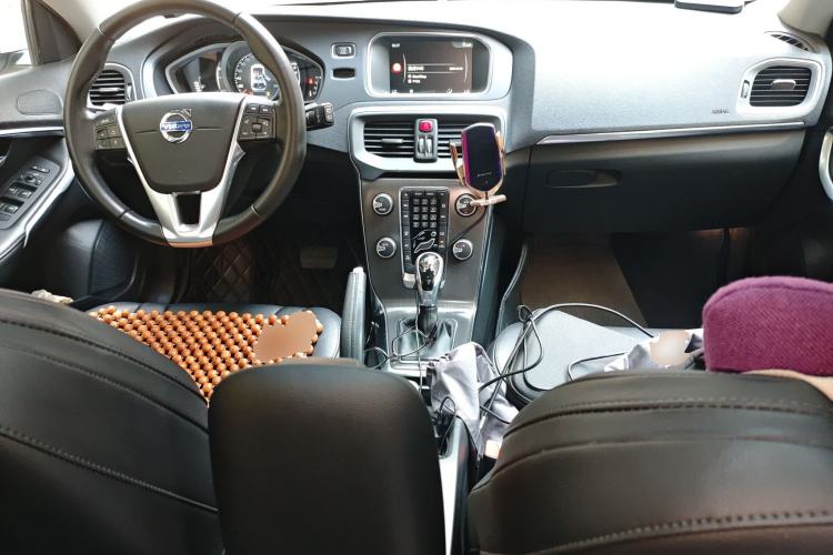 Used Volvo V40 2016 T3 Zhiyi Edition Center Console