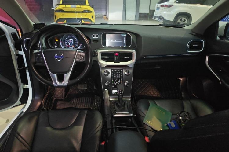 Used Volvo V40 2016 T3 Zhiyi Edition Center Console