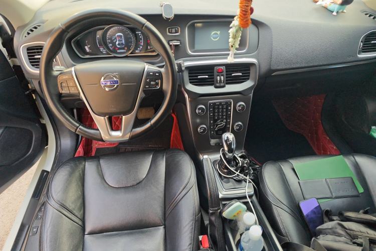 Used Volvo V40 2016 T3 Zhiyi Edition Center Console