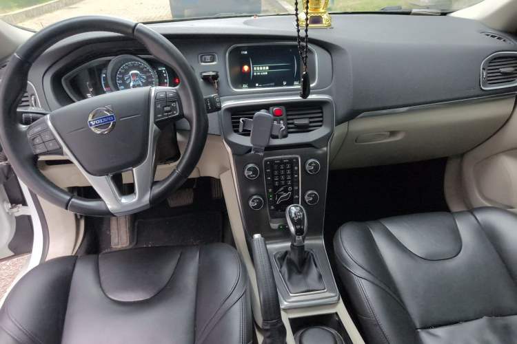 Used Volvo V40 2016 T3 Zhiyi Edition Center Console