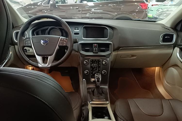 Used Volvo V40 2016 T3 Zhiyi Edition Center Console