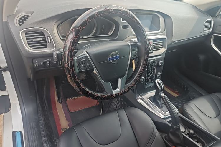 Used Volvo V40 2016 T4 Smart Luxury Edition Center Console
