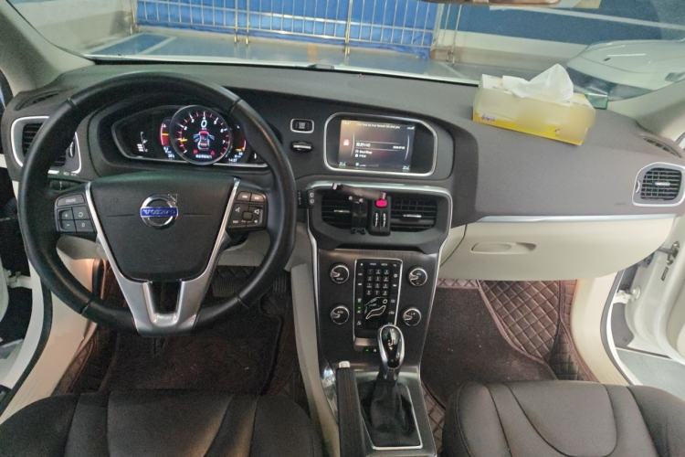 Used Volvo V40 2016 T3 Zhiyi Edition Center Console