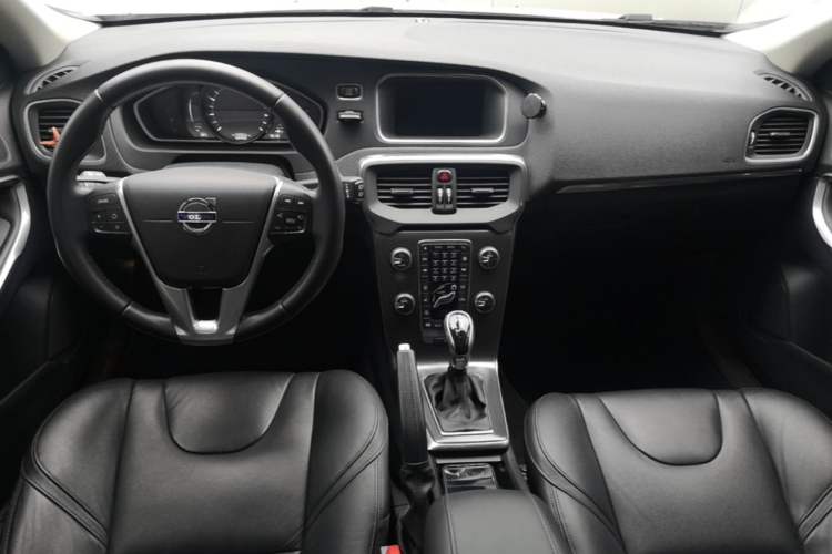 Used Volvo V40 2016 T4 Smart Luxury Edition Center Console