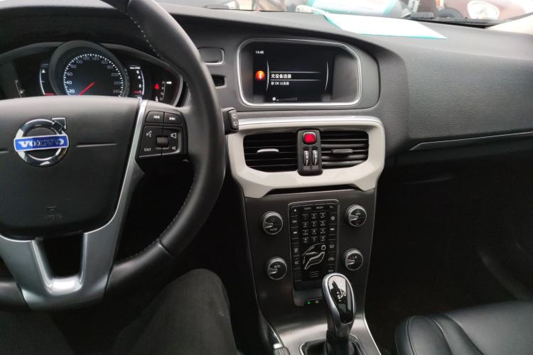 Used Volvo V40 2016 T3 Zhiyi Edition Center Console