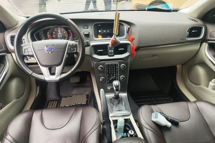 Used Volvo V40 2016 T4 Smart Luxury Edition Center Console