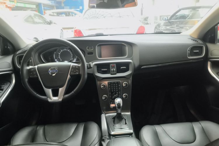 Used Volvo V40 2016 T4 Smart Luxury Edition Center Console