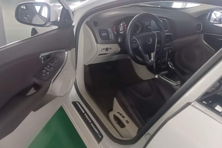 Used Volvo V40 2016 T4 Smart Luxury Edition Driver Seat