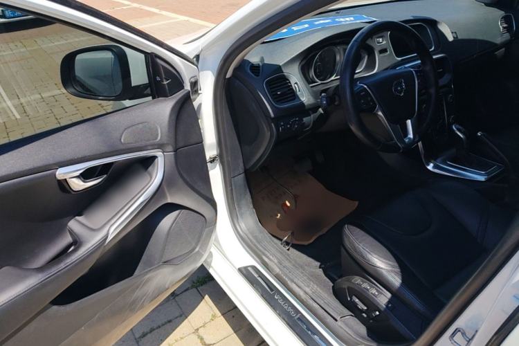 Used Volvo V40 2016 T4 Smart Luxury Edition Driver Seat