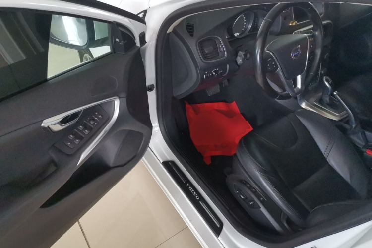 Used Volvo V40 2016 T4 Smart Luxury Edition Driver Seat