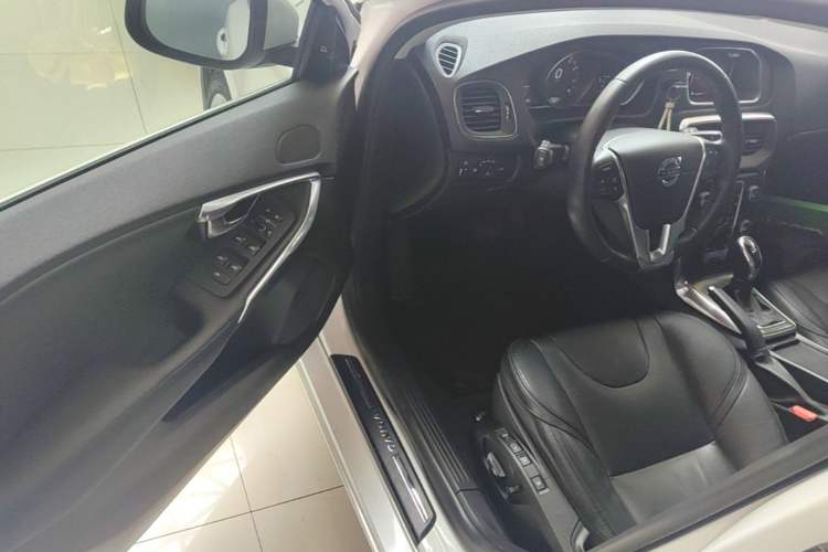 Used Volvo V40 2016 T4 Smart Luxury Edition Driver Seat