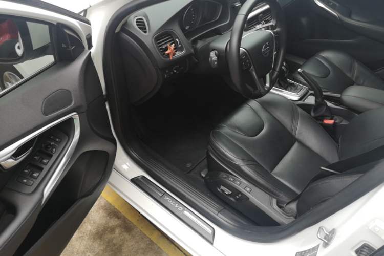 Used Volvo V40 2016 T4 Smart Luxury Edition Driver Seat