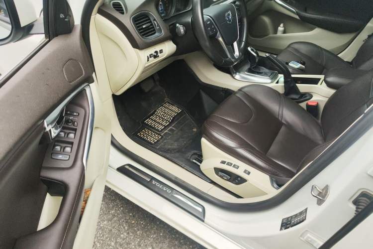 Used Volvo V40 2016 T4 Smart Luxury Edition Driver Seat