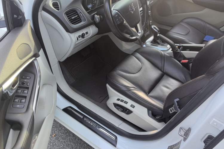 Used Volvo V40 2016 T4 Smart Luxury Edition Driver Seat