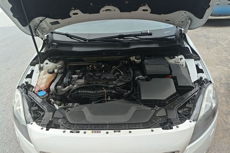 Used Volvo V40 2016 T4 Smart Luxury Edition Engine Bay