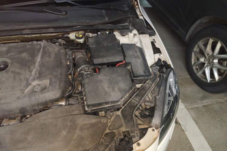 Used Volvo V40 2016 T4 Smart Luxury Edition Engine Bay Left