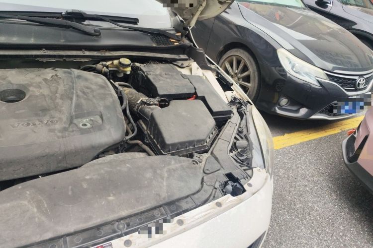 Used Volvo V40 2016 T4 Smart Luxury Edition Engine Bay Left