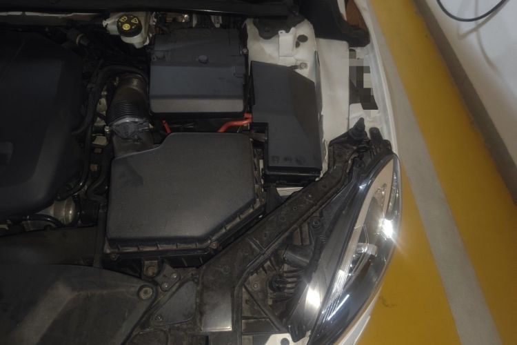 Used Volvo V40 2016 T4 Smart Luxury Edition Engine Bay Left
