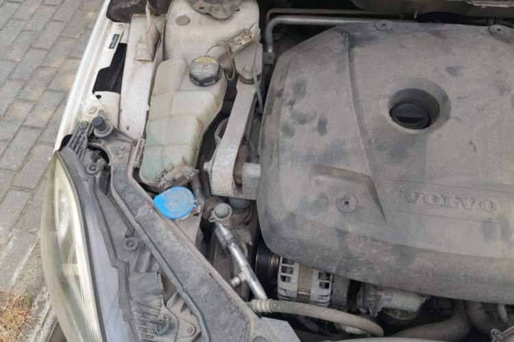 Used Volvo V40 2016 T4 Smart Luxury Edition Engine Bay Right