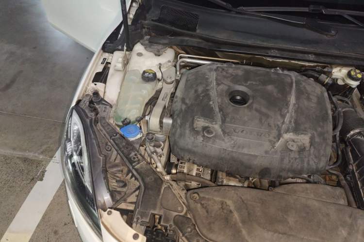 Used Volvo V40 2016 T4 Smart Luxury Edition Engine Bay Right