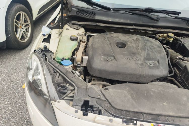 Used Volvo V40 2016 T4 Smart Luxury Edition Engine Bay Right