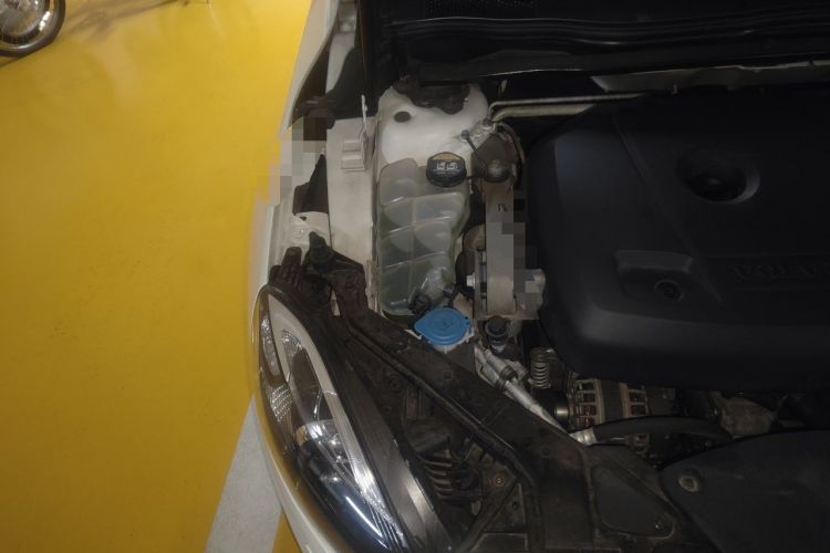 Used Volvo V40 2016 T4 Smart Luxury Edition Engine Bay Right