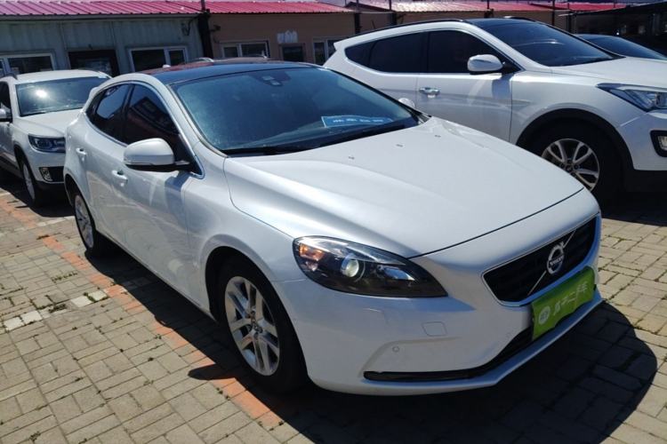 Used Volvo V40 2016 T4 Smart Luxury Edition Exterior 1