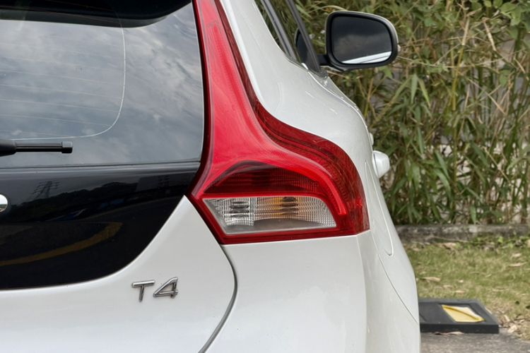 Used Volvo V40 2016 T4 Smart Luxury Edition Exterior 1