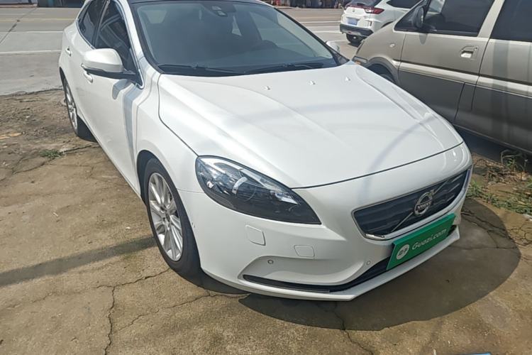 Used Volvo V40 2016 T4 Smart Luxury Edition Exterior 1