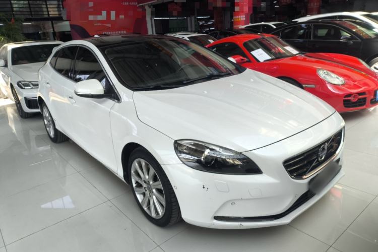 Used Volvo V40 2016 T4 Smart Luxury Edition Exterior 1