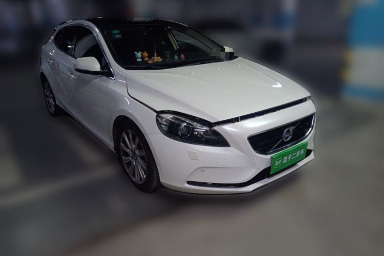 Used Volvo V40 2016 T4 Smart Luxury Edition Exterior 2